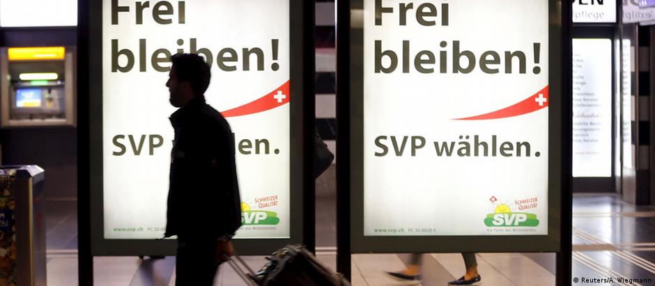 Cartazes eleitorais: "Continuemos livres!. Vote pelo Partido Popular Suíço"