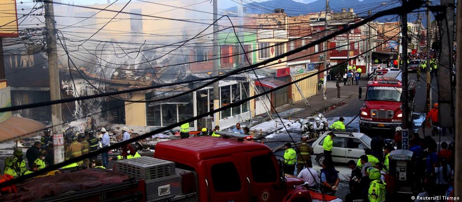 Aeronave caiu sobre uma padaria no bairro de Engativá, na capital colombiana
