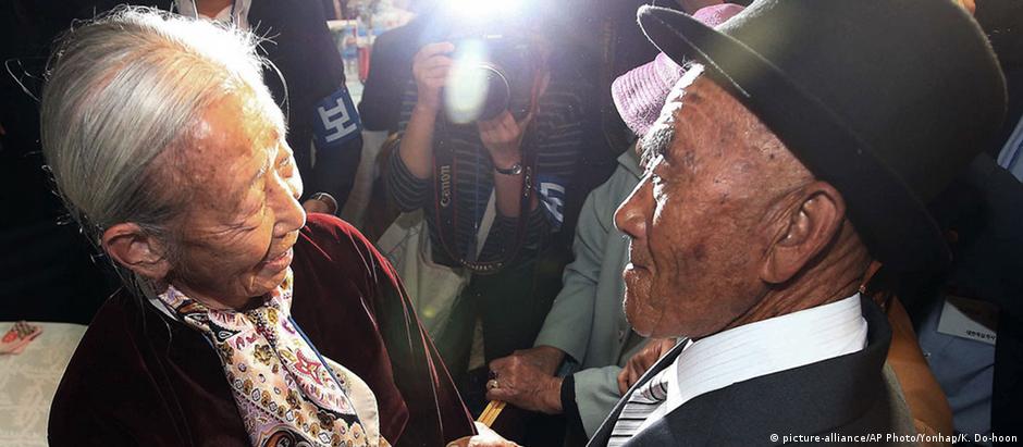 A sul-coreana Lee Soon-kyu (esq.), de 85 anos, reencontra seu marido norte-coreano, Oh In Se, de 83 anos
