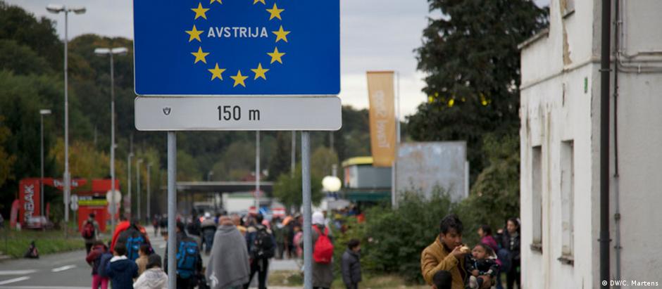 Placa na fronteira eslovena indica que ali começa a Áustria: polícia local contém refugiados