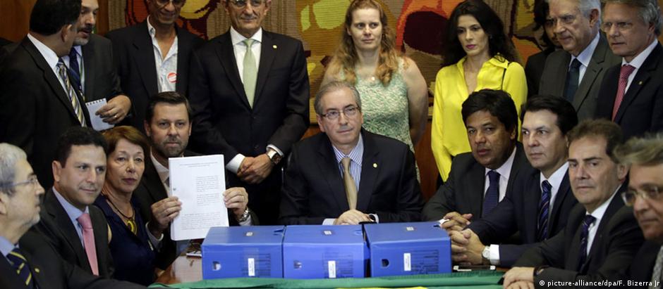 O pedido de 65 páginas, assinado por quatro juristas , além de três caixas contendo documentos, são entregues a Cunha
