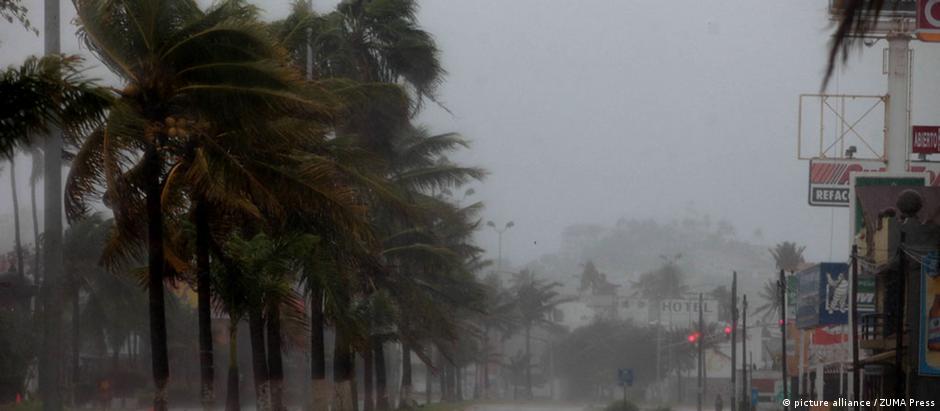 Patrícia provoca chuvas fortes ao atingir costa mexicana