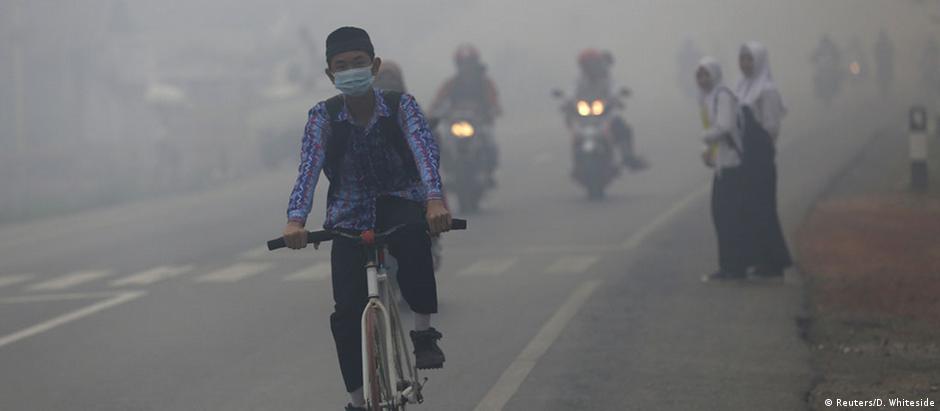 Moradores da cidade de Banjarmasin, no sul de Kalimantan, convivem há semanas com a fumaça