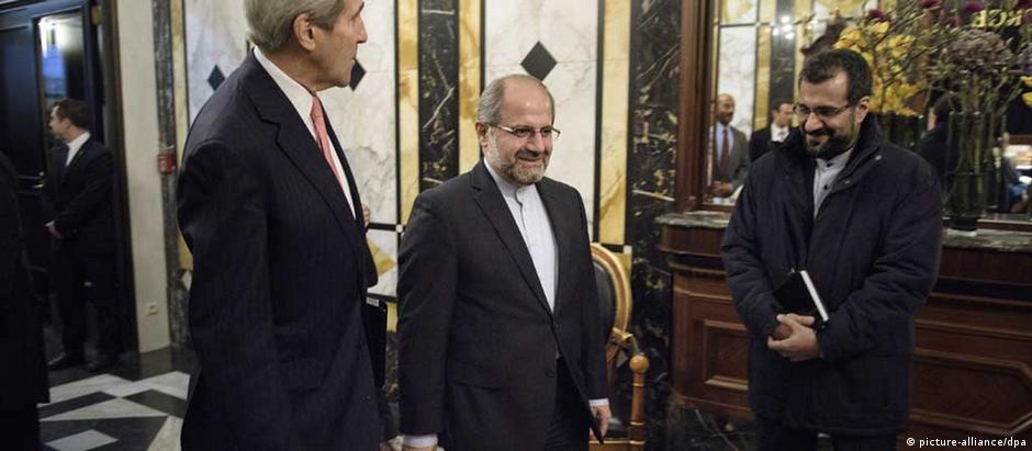 Secretário de Estado americano, John Kerry (esq.), e  ministro do Exterior do Irã, Javad Sarif, em Viena