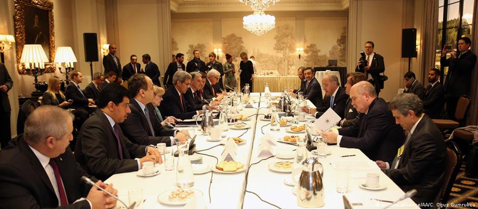 Diplomatas discutem soluções para a crise síria em encontro realizada no Hotel Imperial, em Viena