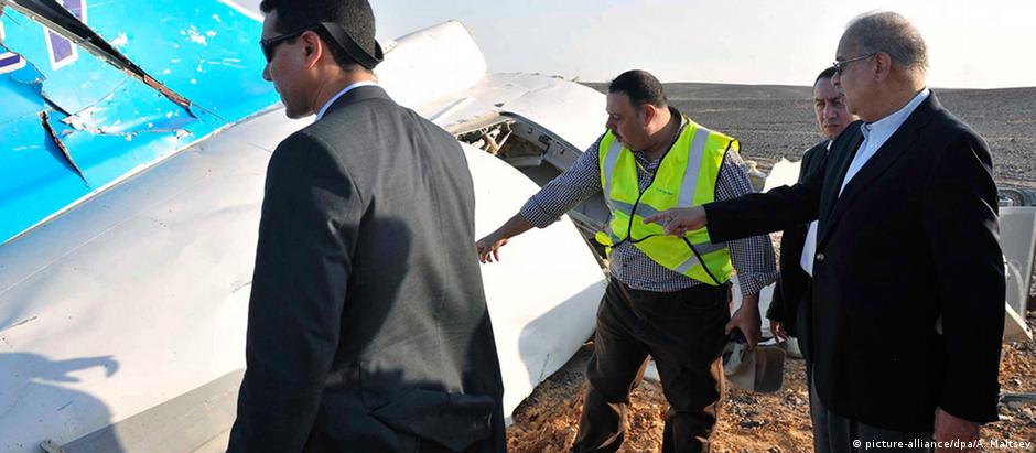 Investigadores averiguam destroços do avião russo encontrados no Sinai