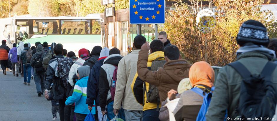 Refugiados fazem fila para entrar na Alemanha: cotidiano do posto de fronteira de Wegscheid
