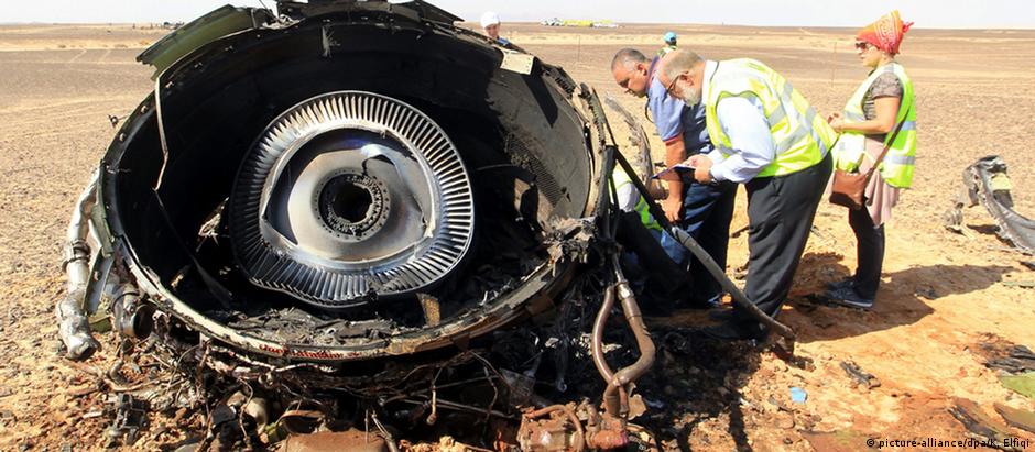 Pedaço da fuselagem do avião encontrada no Sinai: destroços se estenderam por um raio de 20 quilômetros