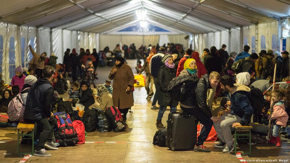 پناهجویان در خیمه صلیب سرخ 
