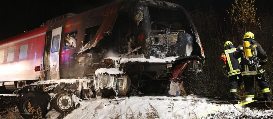 Colisão entre trem e caminhão provocou uma explosão