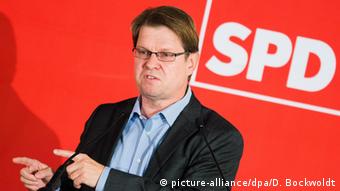 Τα μένεα κατά των Χριστιανοδημοκρατών πνέει ο αντιπρόεδρος του SPD Ραλφ Στέγκνερ