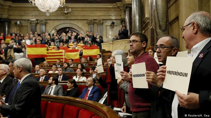 Spanien das Regionalparlament von Katalonien beschließt Abspaltung