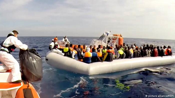 Italien Afrikanische Flüchtlinge werden gerettet