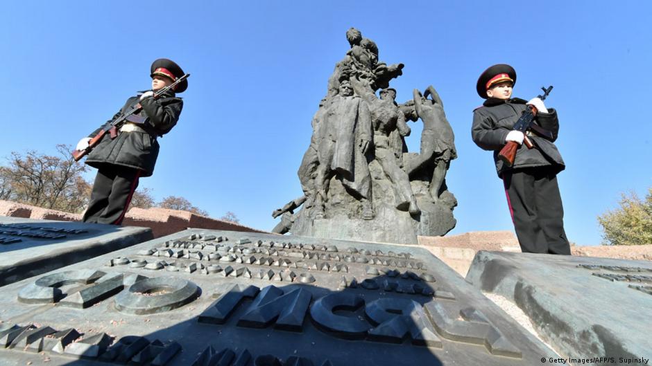 Українські кадети несуть варту біля монументу у Бабиному Яру