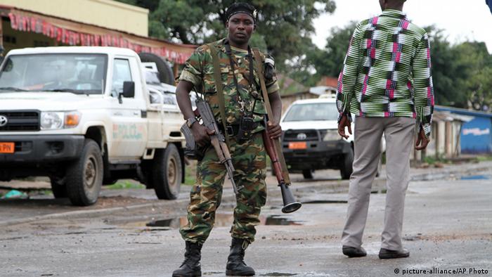 Ein Soldat in der Hauptstadt Bujumbura (Foto: AP) 