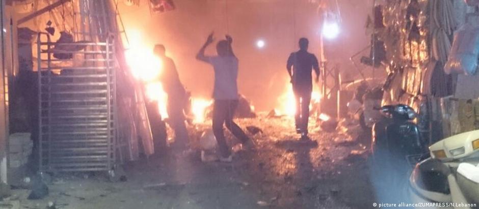 Bombeiros combatem chamas de ataques de 12 de novembro na capital libanesa