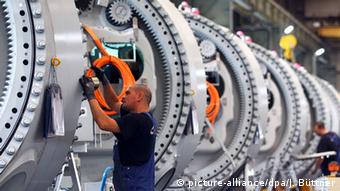 Οι εκπρόσωποι της βιομηχανίας, του εμπορίου αλλά και του κατασκευαστικού κλάδου στη Γερμανία αξιολογούν τις τρέχουσες επιχειρηματικές τους δραστηριότητες αλλά και τις προοπτικές τους για το ερχόμενο εξάμηνο πιο θετικά από ό,τι μέχρι πρότινος