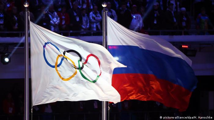 Олимпийский флаг и флаг РФ