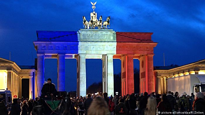 La Puerta de Brandenburgo se tiñe con los colores de la bandera de Francia. 