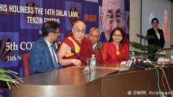 Dalai Lama auf der Pressekonferenz. (Foto: DW/Krishnan)