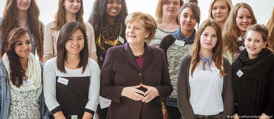 Merkel e estudantes na sede do governo