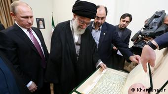 پوتین یک نسخه قرآن خطی نفیس به خامنه‌ای هدیه داد