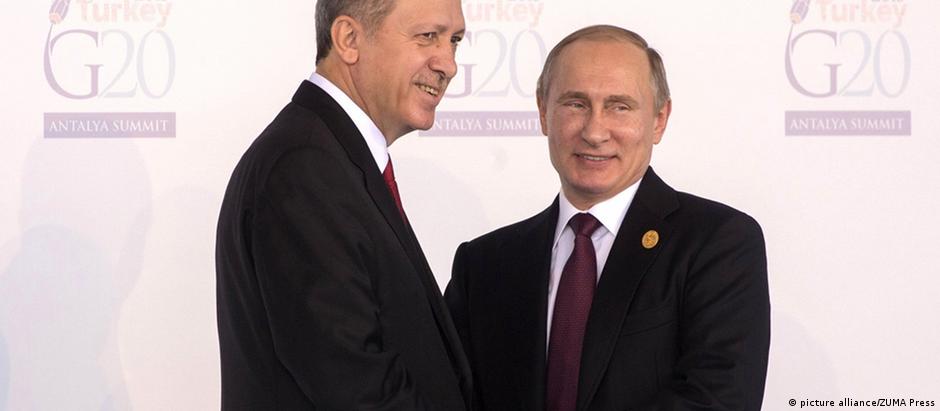 Presidentes Erdogan (esq.) e Putin em encontro do G20 em Antalya, Turquia