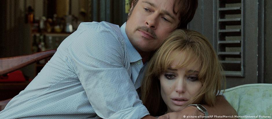 Em "À Beira Mar", Brad Pitt e Angelina Jolie interpretam um casal com problemas no relacionamento