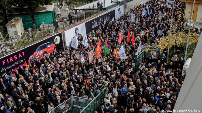 Dündar ve Gül'ün Kasım ayında tutuklanması yoğun protestolara yol açmıştı.