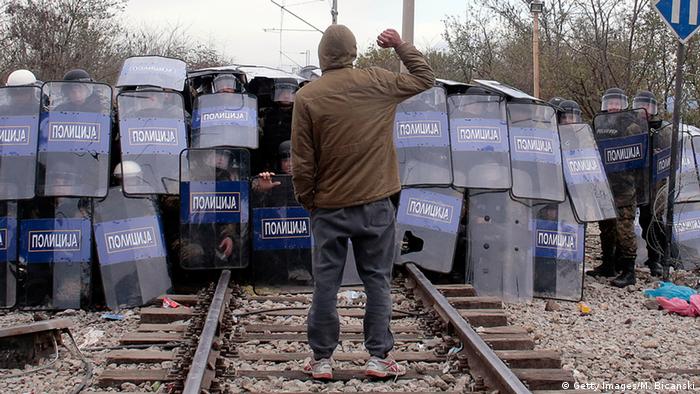 Mazedonien baut an griechischer Grenze meterhohen Zaun