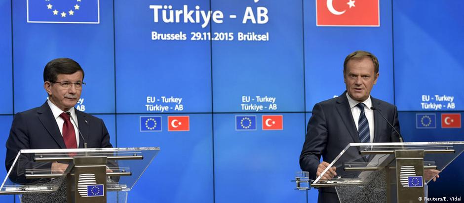 Davutoglu (esq.) e Tusk: bloco europeu vai aliviar restrições de visto para turcos a partir de outubro de 2016