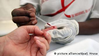 A nurse pricks a patient's finger (photo: picture alliance/dpa/J. Hrusa)