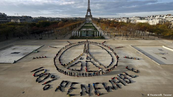 Protest at Eiffel Tower at COP21 in Paris (Photo: REUTERS/Benoit Tessier)