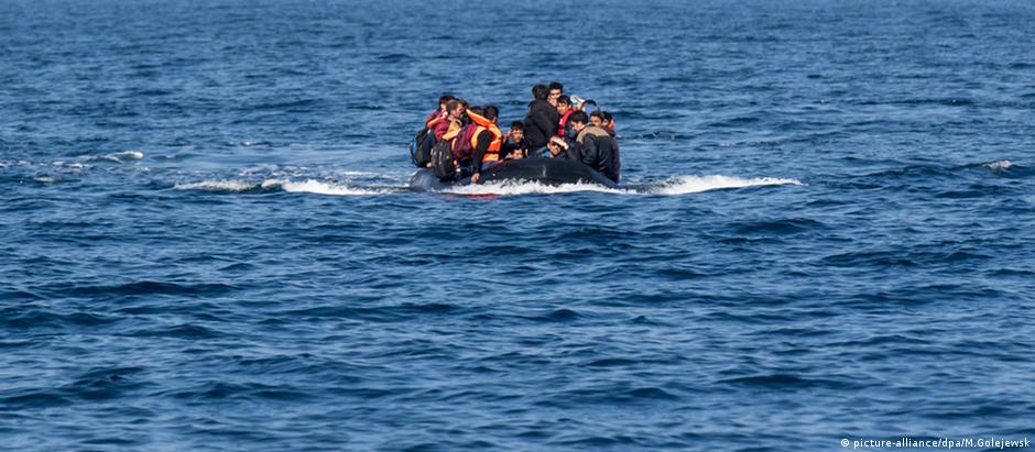 Refugiados arriscam a vida no Mar Egeu, em embarcações precárias