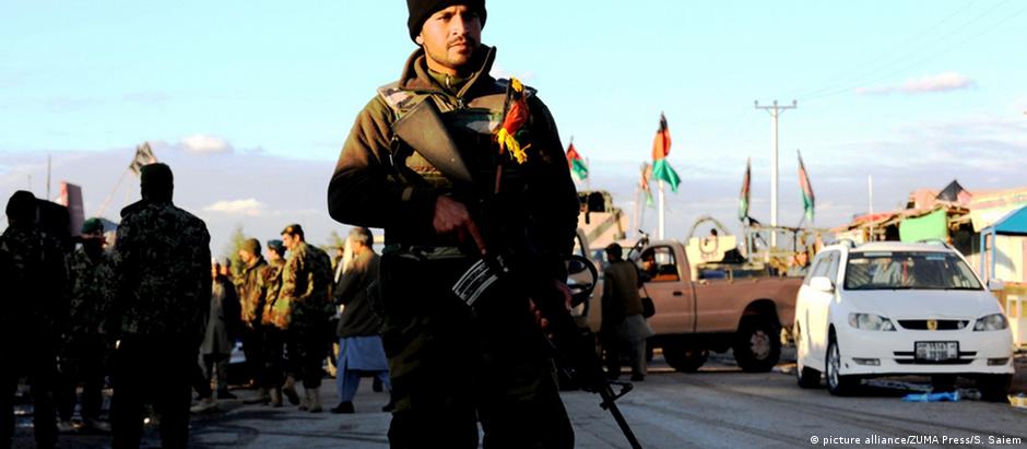 Forças de segurança combatem Talibã por 27 horas em aeroporto de Kandahar