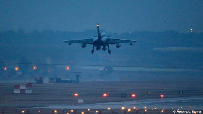 Avión de reconocimiento 'Tornado', aportado por Alemania a la lucha contra Estado Islámico, aterriza en Incirlik, Turquía.