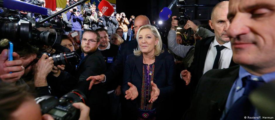 Ultradireitista Marine Le Pen (c.): a grande perdedora do segundo turno