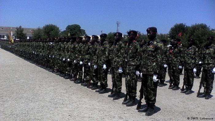 Mosambik, Absolventen der Militärakademie in Nampula