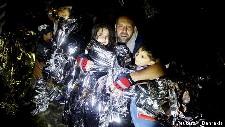 Mann und Kinder in Decke (Foto: Reuters/Y. Behrakis)