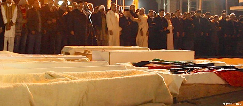 Funeral de guerrilheiros mortos pelo EI, em Sirte, Líbia