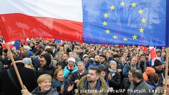 Πολωνοί διαδηλωτές με σημαίες της Ευρωπαϊκής Ένωσης