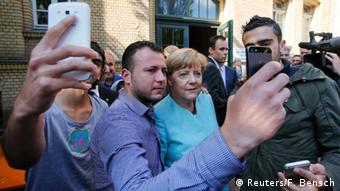 Merkel es muy querida por los refugiados, pero ha comenzado a perder popularidad entre los alemanes.
