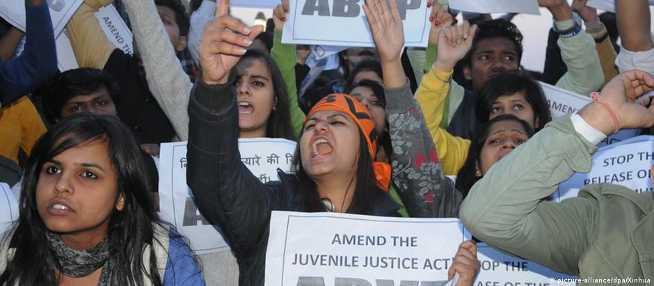 Manifestantes da organização estudantil ABVP protestam contra a liberação de um jovem condenado por estupro