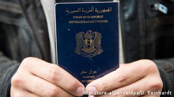 «(…) Στο πλαίσιο της καταγραφής τους οι ελληνικές αρχές διαπίστωσαν ότι τα διαβατήρια που έφεραν πάνω τους είχαν καταχωρηθεί στο Σύστημα Πληροφοριών Σένγκεν (SIS) ως κλεμμένα από το Ισλαμικό Κράτος»