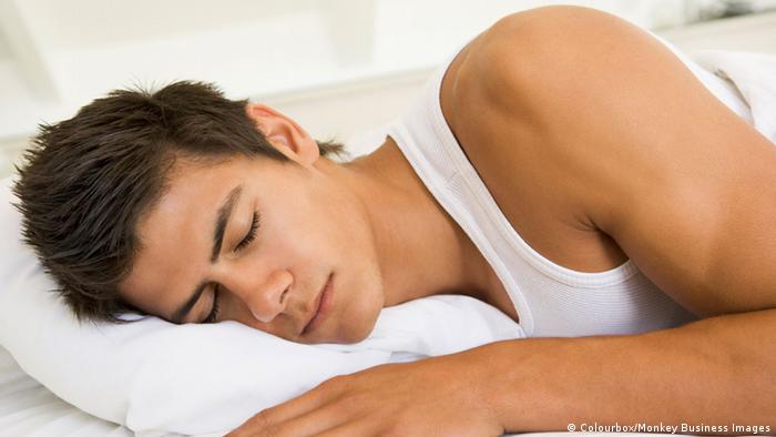 للرجال فقط: النوم الطويل خطر على صحتكم! 0,,18934449_303,00