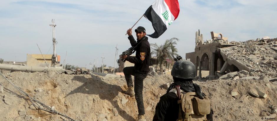 Bandeira iraquiana em Ramadi: conquista da cidade é chave na luta contra o "Estado Islâmico"