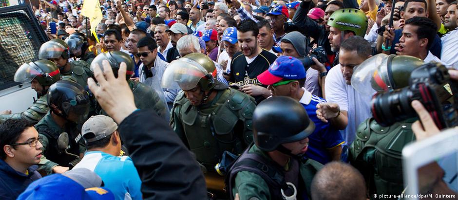 Durante a posse, milhares de manifestantes se reuniram do lado de fora da Assembleia Nacional