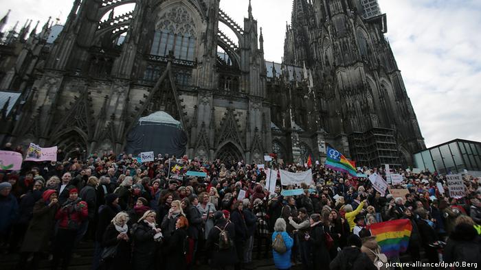 Demonstraţie de protest la Köln împotriva agresiunilor sexuale, după execesele comise de revelion
