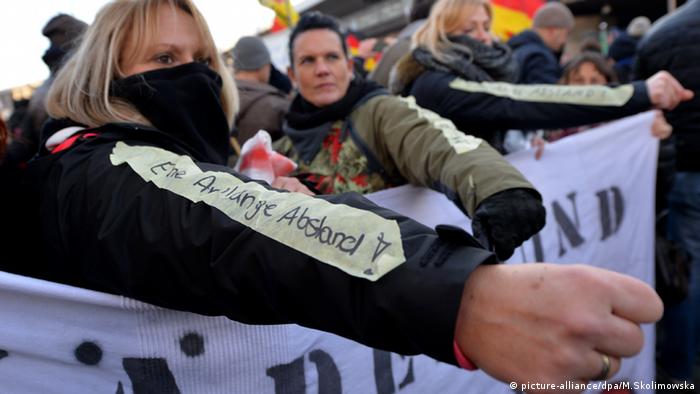 Участники демонстрации Pegida в Кельне расстояние вытянутой руки