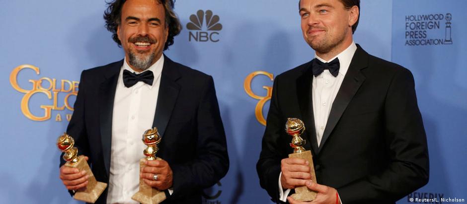 Alejandro González Iñárritu e Leonardo DiCaprio com seus prêmios por "O regresso"